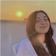 Studentessa universitaria impartisce ripetizioni e/o aiuto compiti